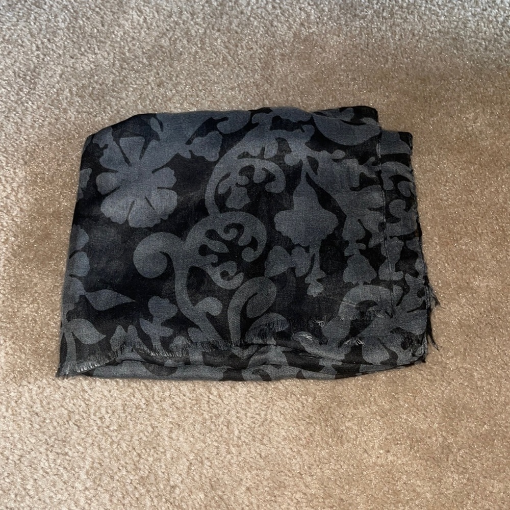 Women’s Scarf, Colors: Black & Gray